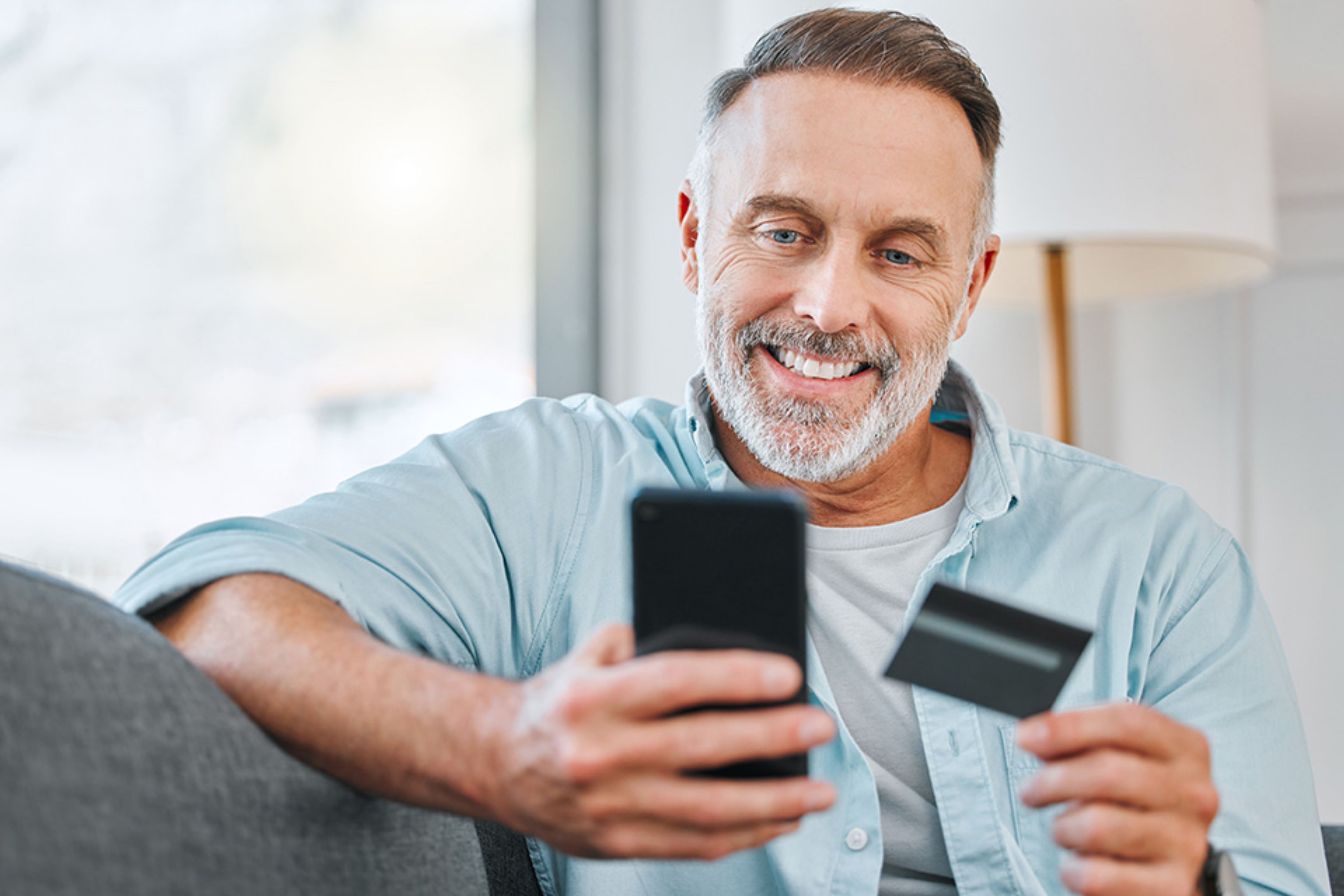 Foto: Mann mit Kreditkarte